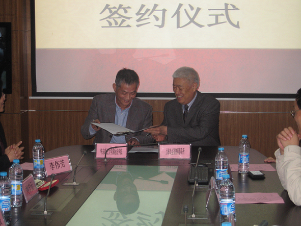 吳伯慶主任（右）和劉寧元院長簽約